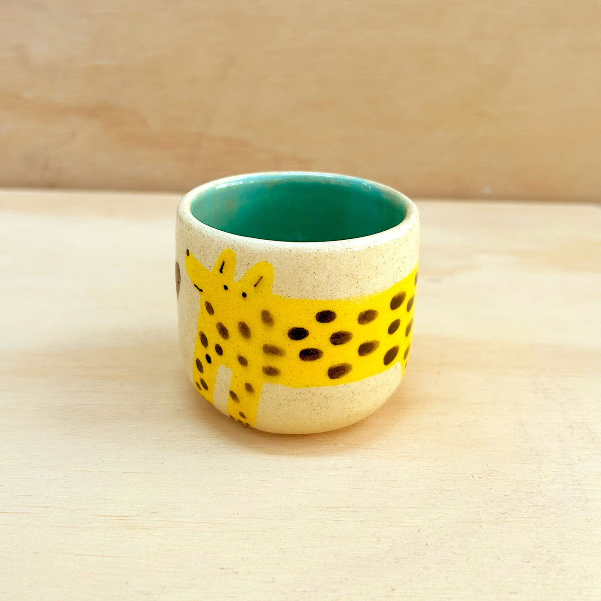 Taza pequeña perro amarillo