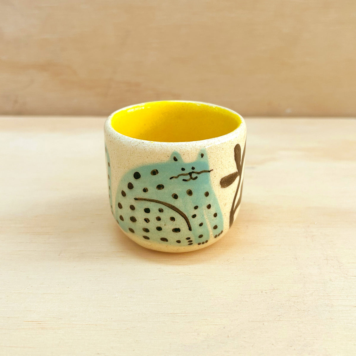 Taza pequeña gato verde