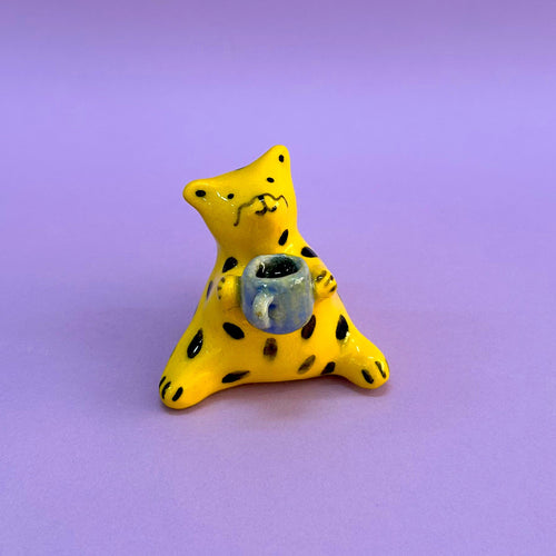 Gatito amarillo con taza