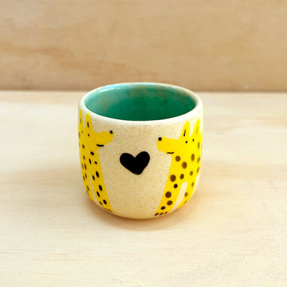 Taza pequeña perro amarillo