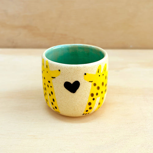 Taza pequeña perro amarillo