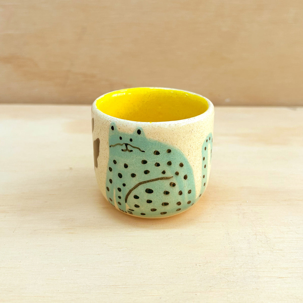 Taza pequeña gato verde