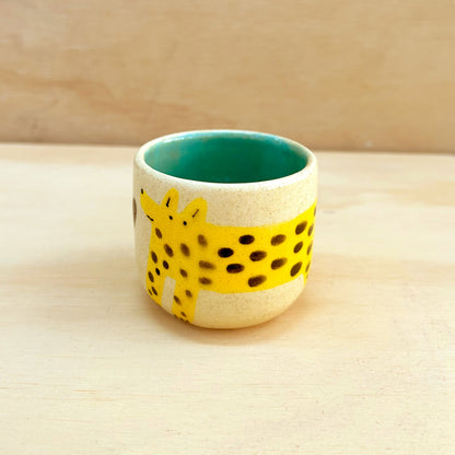 Taza pequeña perro amarillo