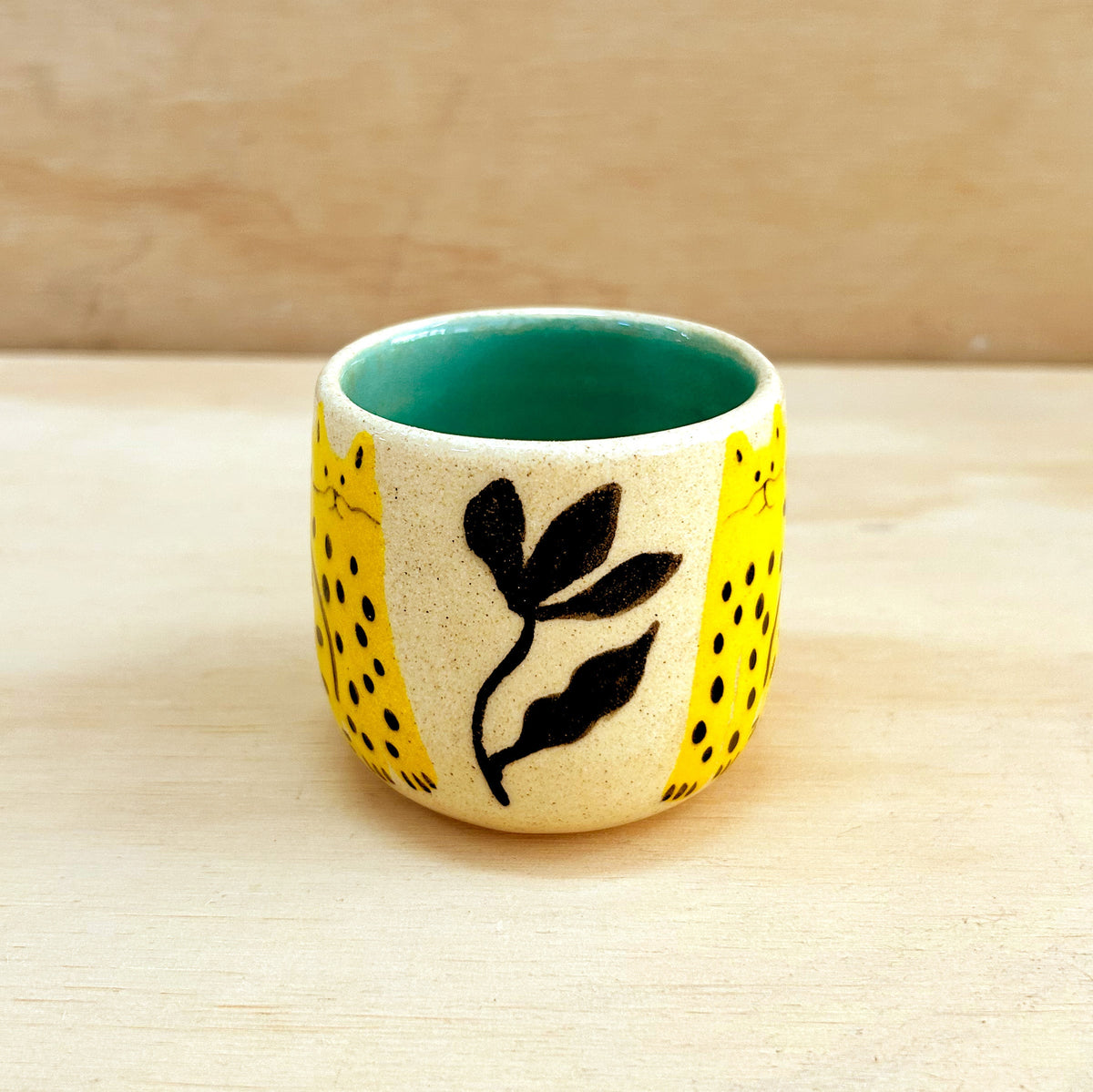 Taza pequeña gato amarillo
