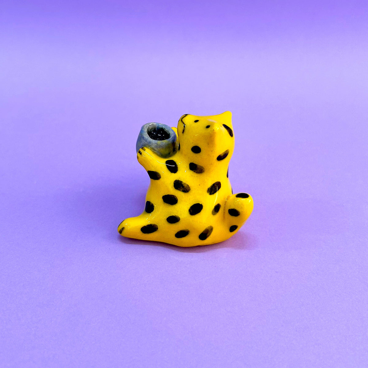 Gatito amarillo con taza