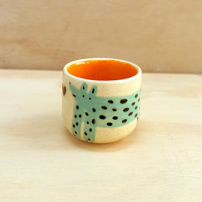 Taza pequeña perro verde