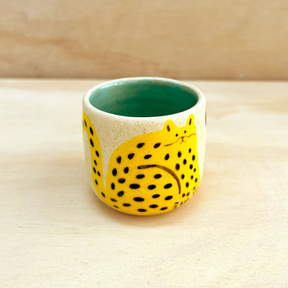 Taza pequeña gato amarillo