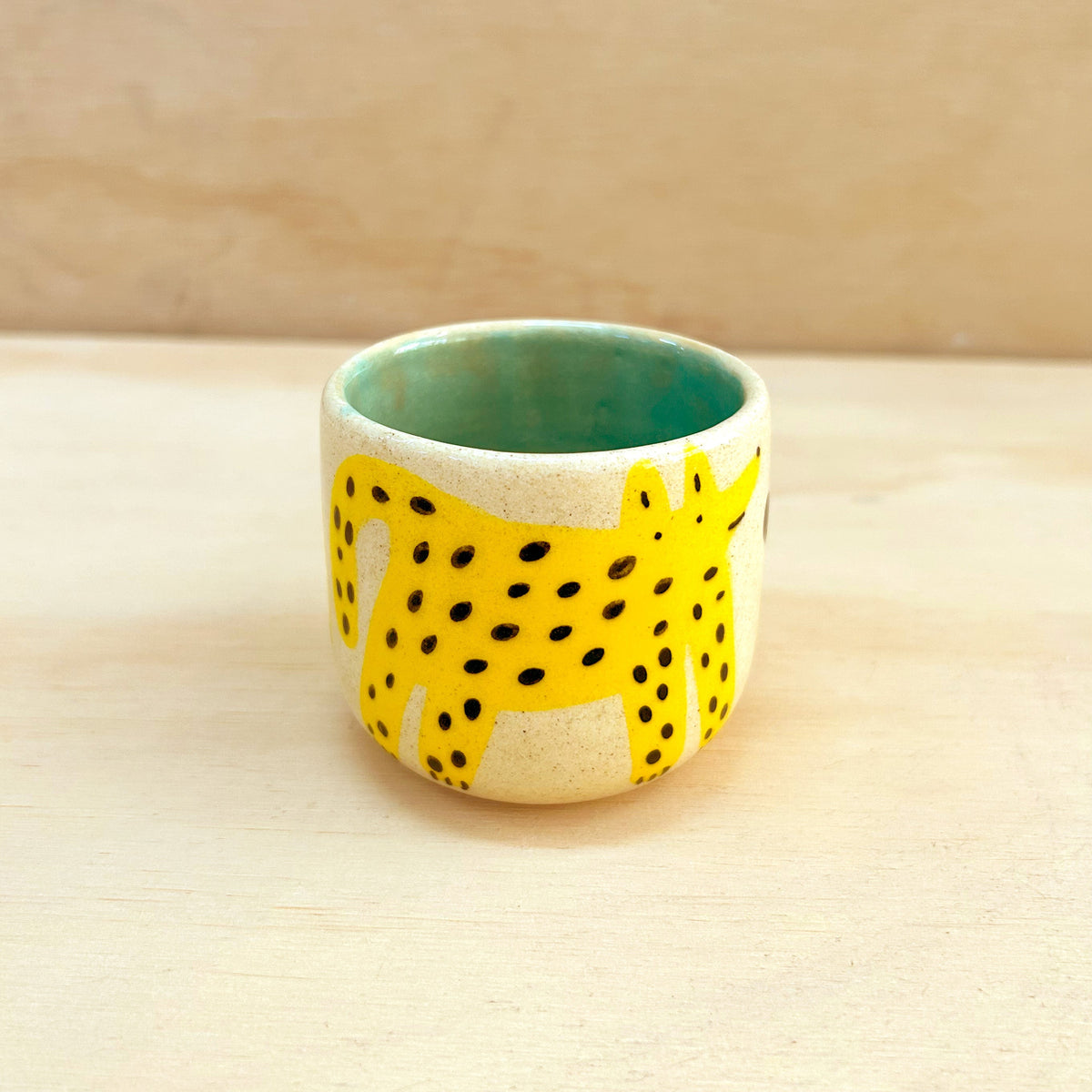 Taza pequeña perro amarillo