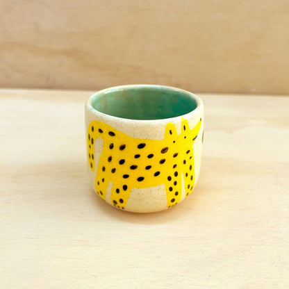 Taza pequeña perro amarillo